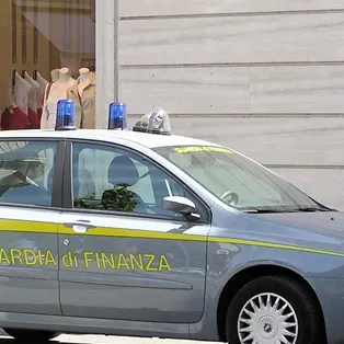 Rapporti intimi in cambio del mutuo: interdetto funzionario bancario a Reggio
