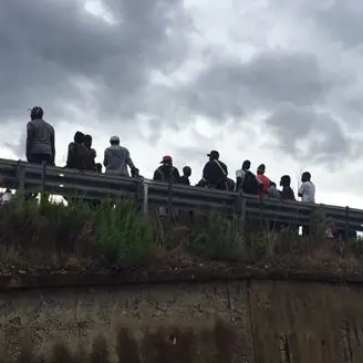 Mancato rilascio dei documenti: a Lamezia migranti bloccano la statale FOTO E VIDEO