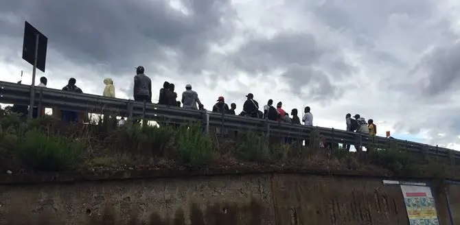 Mancato rilascio dei documenti: a Lamezia migranti bloccano la statale FOTO E VIDEO