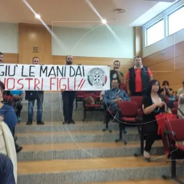 Aumento delle tariffe di bus e mensa scolastica: a Lamezia scatta la protesta guidata da CasaPound FOTO-VIDEO