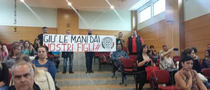 Aumento delle tariffe di bus e mensa scolastica: a Lamezia scatta la protesta guidata da CasaPound FOTO-VIDEO