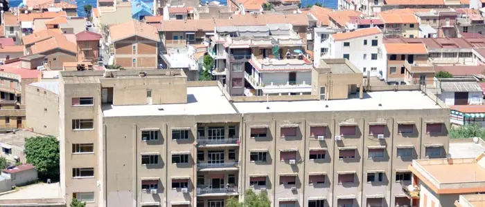 Scilla, malati di tumore si incatenano per difendere l'unità di oncologia