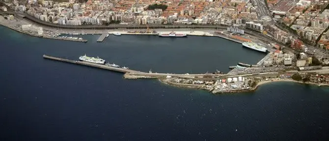 Le acque del Porto Reggio Calabria fortemente inquinate: la denuncia di Italia Nostra