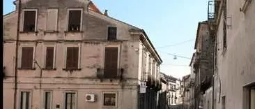 Voleva parlare con il Sindaco ma non ci riesce e distrugge mobili del Comune