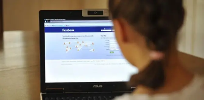 Utilizza il profilo facebook mentre è ai domiciliari, arrestata esponente della cosca Abbruzzese