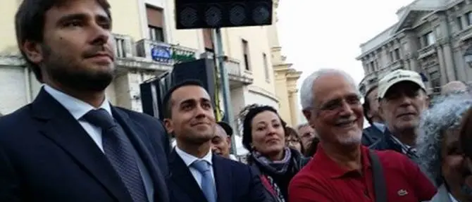 Il M5S in piazza contro Oliverio VIDEO
