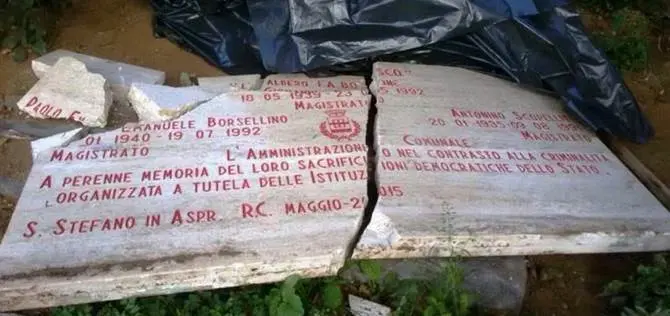 Santo Stefano d'Aspromonte (RC), distrutta la stele dedicata i giudici Falcone, Borsellino e Scopelliti