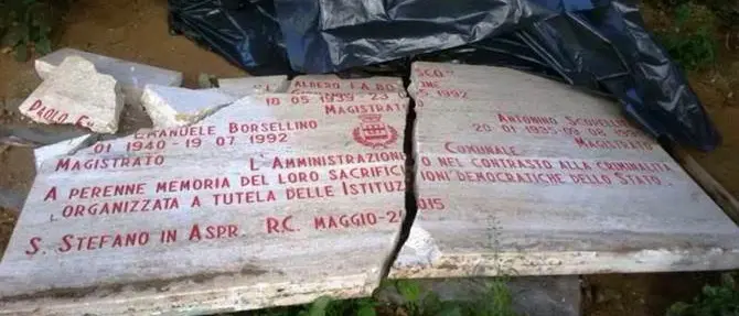 Santo Stefano d'Aspromonte (RC), distrutta la stele dedicata i giudici Falcone, Borsellino e Scopelliti