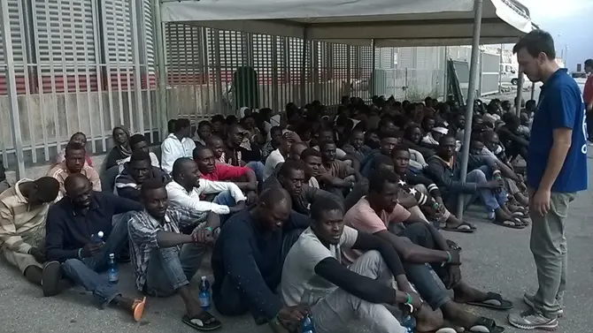 Vibo, sbarcati 470 migranti FOTO-VIDEO