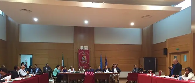 Lamezia, sei consiglieri aderiscono al movimento ‘Calabria al Centro’, FdI: ‘Tradiscono l’elettorato’