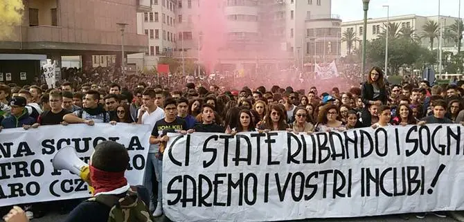 Catanzaro, un migliaio in piazza contro la 'Buona scuola' VIDEO