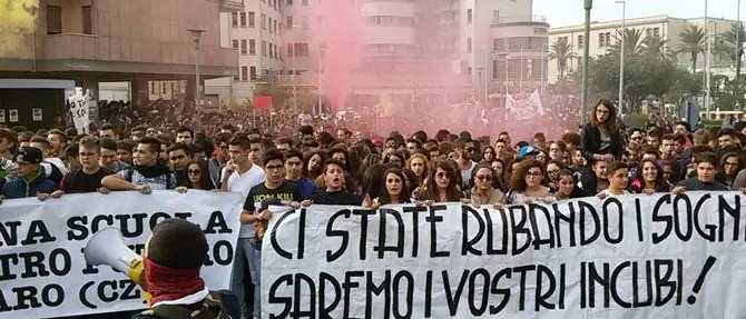 Catanzaro, un migliaio in piazza contro la 'Buona scuola' VIDEO