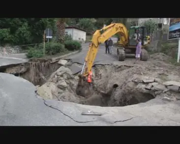 TROPEA: VORAGINE INGHIOTTE STRADA. GUARDA LE IMMAGINI