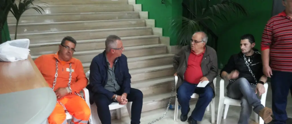 Non ricevono lo stipendio da mesi, lavoratori Eurocoop si incatenano a Pizzo VIDEO