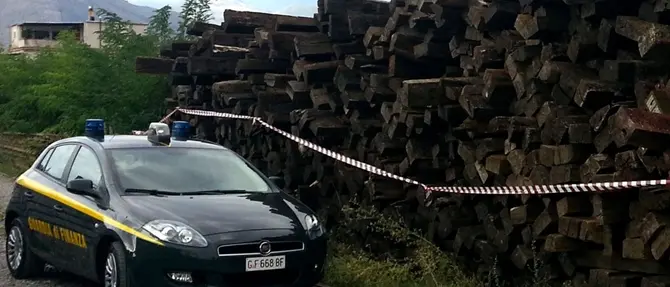 Sequestrate tonnellate di traversine in legno cancerogene nel cosentino
