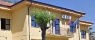 Incendiarono il portone dell'aula consiliare a Cerisano: tre denunce