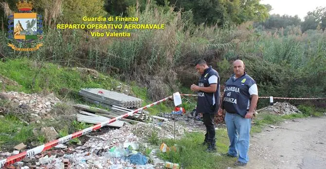 Discarica contenente eternit nel vibonese, denunciato proprietario del terreno