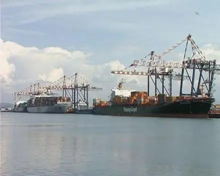 L'ARSENALE SIRIANO, DALL'ALBA NEL PORTO DI GIOIA TAURO. AVVIATE LE OPERAZIONI DI TRASBORDO. IL PRIMO CONTAINER GIA' NELLA STIVA DELLA 'CAPE RAY'