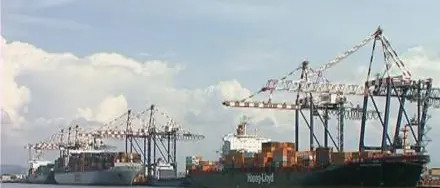 L'ARSENALE SIRIANO DALL'ALBA NEL PORTO DI GIOIA TAURO. IL PRIMO CONTAINER GIA' NELLA STIVA DELLA 'CAPE RAY'