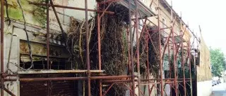 VIBO: VIA I PANNELLI, RESTA LO SCONCIO. IN PIENO CENTRO RIAPPARE IL PALAZZO DELLA ‘VERGOGNA’