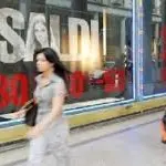 SALDI ESTIVI, INIZIA LA CORSA AGLI ACQUISTI. MA IN CALABRIA PESA LA CRISI