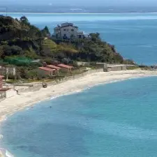FACEVANO FOTO SULLA SPIAGGIA, SONO STATI TRAVOLTI DA UN'ONDA ANOMALA. ANNEGA CARABINIERE