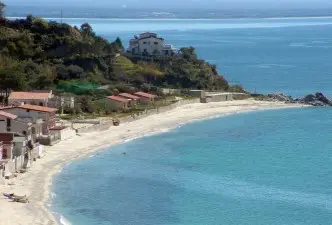 FACEVANO FOTO SULLA SPIAGGIA, SONO STATI TRAVOLTI DA UN'ONDA ANOMALA. ANNEGA CARABINIERE