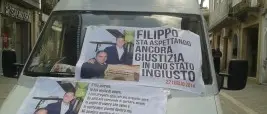 CASO FILIPPO CERAVOLO, LA PROTESTA DEL PADRE IN PREFETTURA: ‘VOGLIO GIUSTIZIA’ Guarda la fotogallery