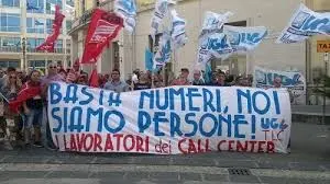 INFOCONTACT, SIT-IN DEI LAVORATORI DAVANTI AL TRIBUNALE DI LAMEZIA TERME