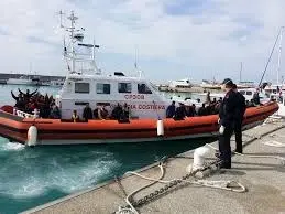 MIGRANTI SBARCATI A CROTONE TRASFERITI NEL CENTRO DI PRIMA ACCOGLIENZA DI SANT'ANNA