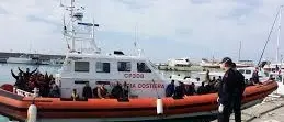 MIGRANTI SBARCATI A CROTONE TRASFERITI NEL CENTRO DI PRIMA ACCOGLIENZA DI SANT'ANNA