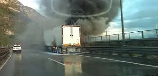 AUTOTRENO HA PRESO FUOCO SULL'AUTOSTRADA, SALVO L’AUTISTA