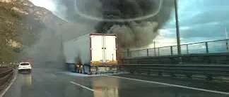 AUTOTRENO HA PRESO FUOCO SULL'AUTOSTRADA, SALVO L’AUTISTA