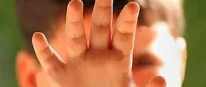 BAMBINO DI CINQUE ANNI PICCHIATO E CHIUSO IN CASA