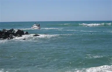 SPARITI NEL NULLA: ANCORA NESSUNA TRACCIA DEI TRE PESCATORI DISPERSI IN MARE. CONTINUANO LE RICERCHE