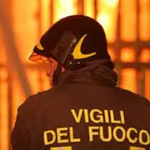 TROPEA: AUTO IN FIAMME IN PIENO CENTRO CITTADINO