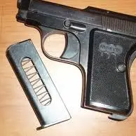 NASCONDEVA UNA PISTOLA, 50ENNE FERMATO DAI CARABINIERI A TROPEA