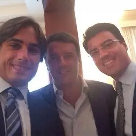 IL 'SELFIE' CHE VALE PIU' DI MILLE PAROLE: RENZI FRA I GIOVANI GUERRIERI DEL PD CALABRESE