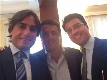 IL 'SELFIE' CHE VALE PIU' DI MILLE PAROLE: RENZI FRA I GIOVANI GUERRIERI DEL PD CALABRESE