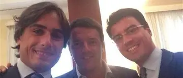 IL 'SELFIE' CHE VALE PIU' DI MILLE PAROLE: RENZI FRA I GIOVANI GUERRIERI DEL PD CALABRESE