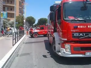 VIBO, FERRAGOSTO DI 'FUOCO': IN FIAMME UN'AZIENDA DI PRODOTTI COSMETICI