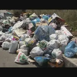 VIBO AFFOGA NELL'IMMONDIZIA. BLOCCATA DA UNA DONNA UNA STRADA DEL CENTRO CON LA SPAZZATURA