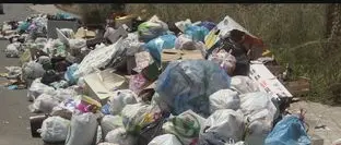 VIBO AFFOGA NELL'IMMONDIZIA. BLOCCATA DA UNA DONNA UNA STRADA DEL CENTRO CON LA SPAZZATURA