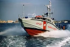 CAPO VATICANO, GOMMONE ALLA DERIVA INTERCETTATO DALLA GUARDIA COSTIERA