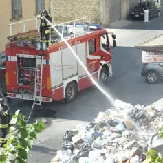 NOTTE DI FUOCO: A VIBO CASSONETTI E RIFIUTI IN FIAMME