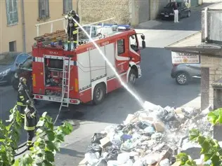 NOTTE DI FUOCO: A VIBO CASSONETTI E RIFIUTI IN FIAMME