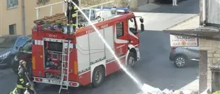 NOTTE DI FUOCO: A VIBO CASSONETTI E RIFIUTI IN FIAMME