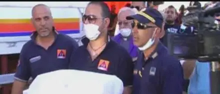 SBARCO A CROTONE: TRA IL MIGLIAIO DI MIGRANTI ANCHE UN FETO MORTO