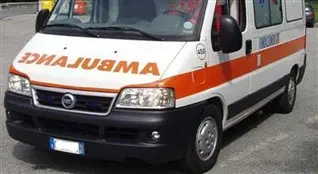 DONNA TRAVOLTA DA UN'AUTO PIRATA E SALVATA DA UN MEDICO FUORI SERVIZIO