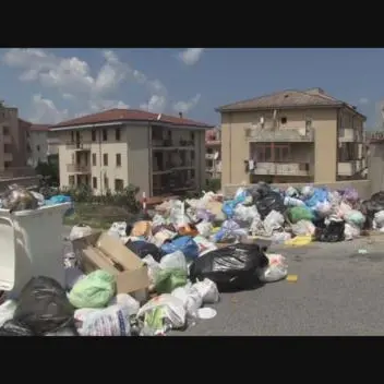 VIBO, EMERGENZA RIFIUTI: RADDOPPIA IL CONFERIMENTO DEL PATTUME IN DISCARICA. AL LAVORO “SOLO” 20 NETTURBINI.